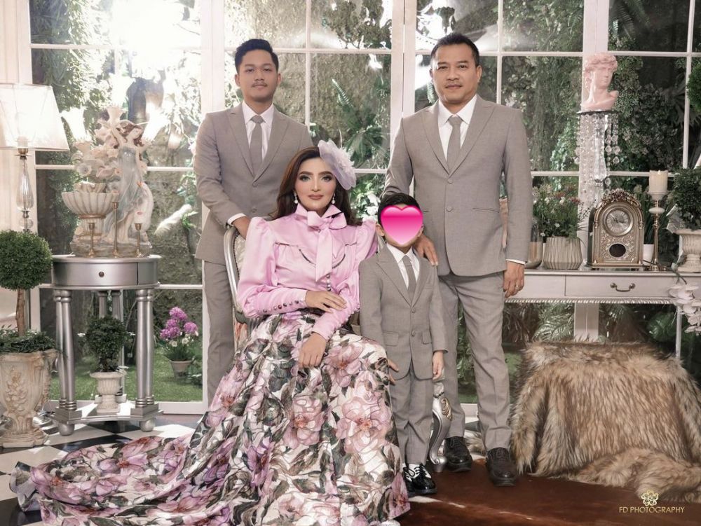 10 Pemotretan keluarga Hermansyah bertema Valentine, gayanya berkelas