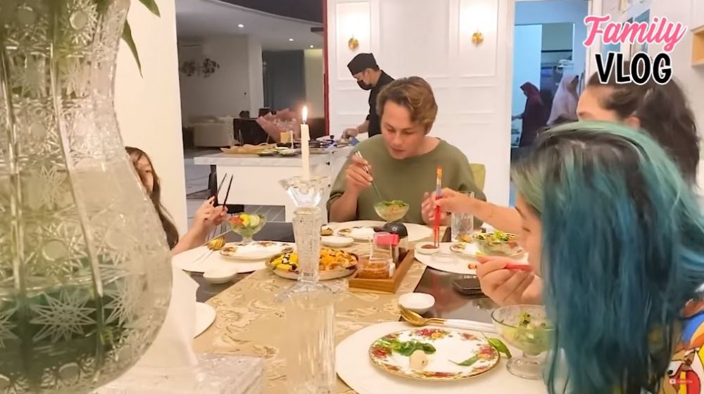 10 Momen kejutan Valentine keluarga Ussy, dinner panggil chef pribadi