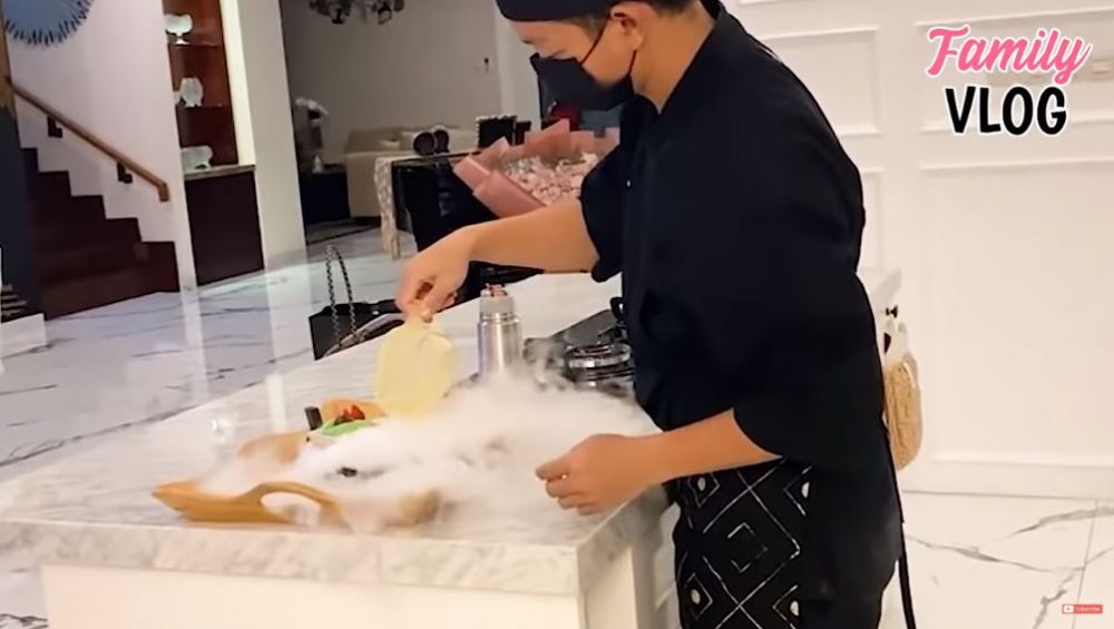 10 Momen kejutan Valentine keluarga Ussy, dinner panggil chef pribadi