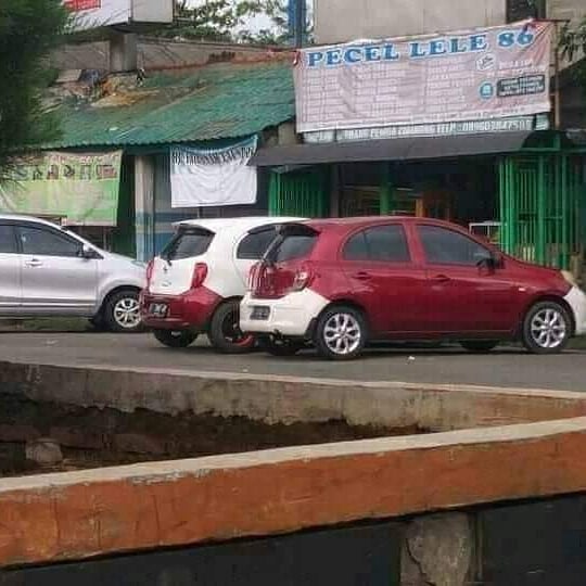 10 Penampakan kendaraan absurd di tempat parkir, bikin mikir keras