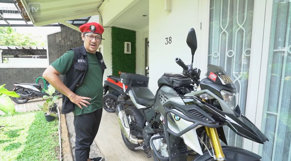 10 Potret rumah Ferry Maryadi, garasinya curi perhatian