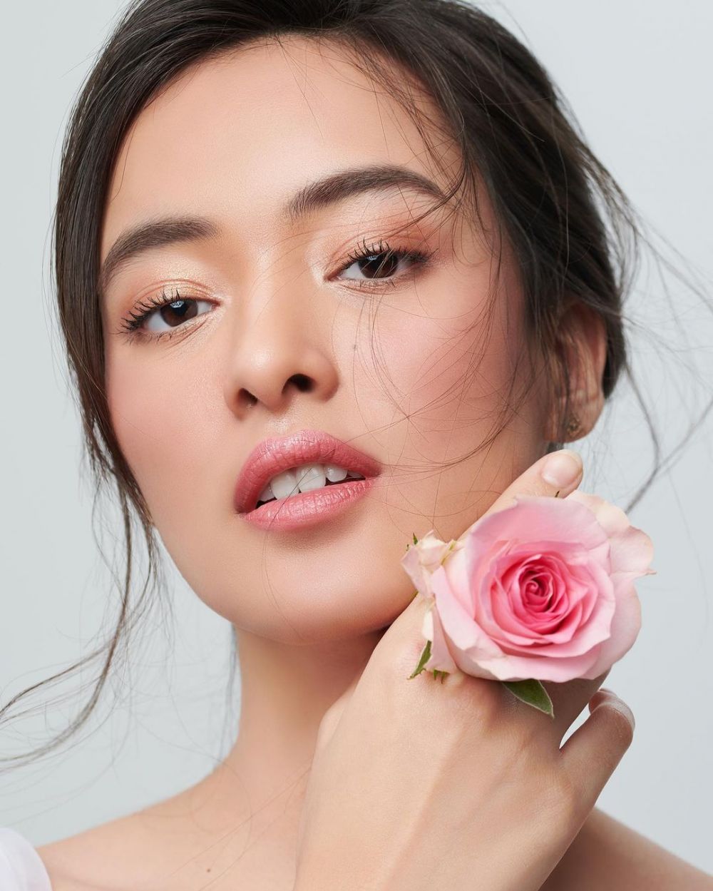 Pemotretan 10 seleb tema flawless, Sandrinna Michelle bak artis Korea