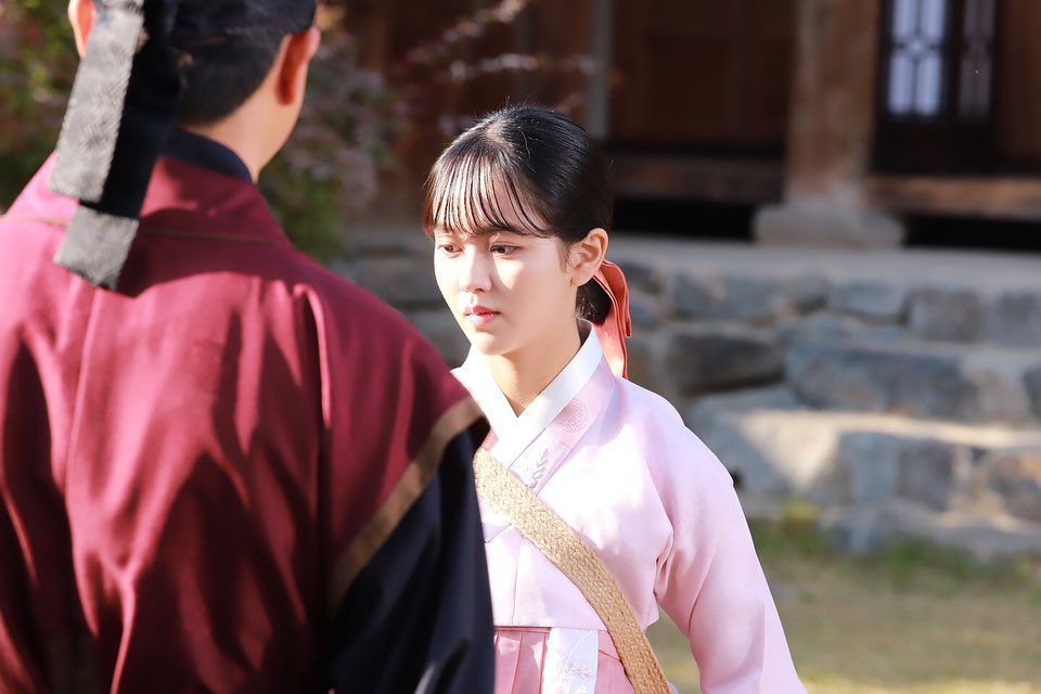 10 Pesona Kim So-hyun kenakan hanbok, bak ratu sungguhan