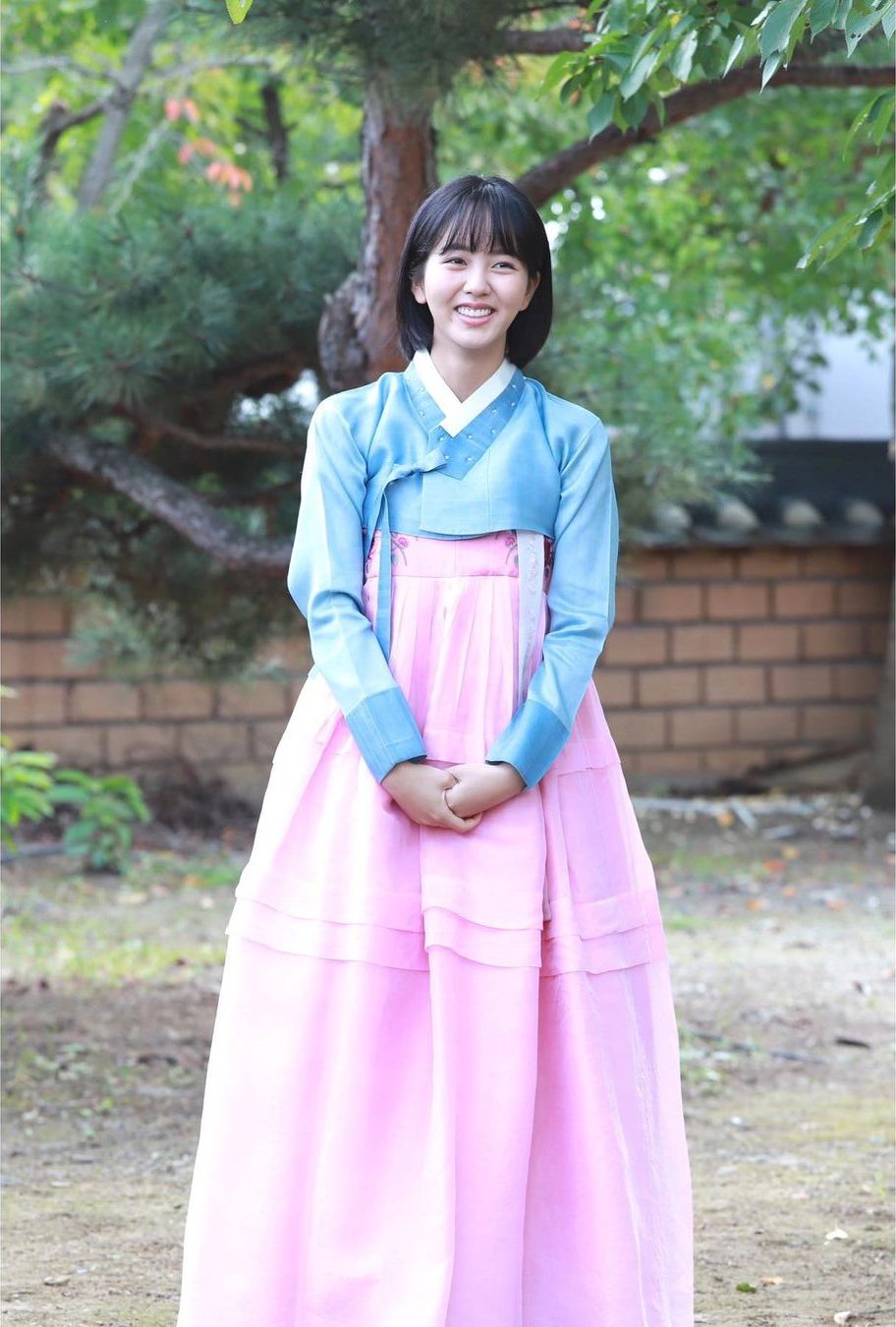 10 Pesona Kim So-hyun kenakan hanbok, bak ratu sungguhan