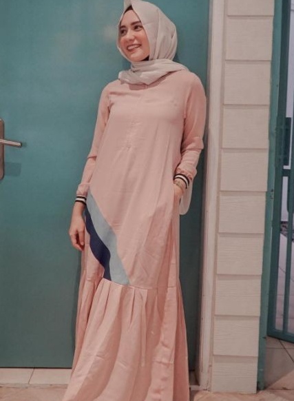 Tampil beda, 8 potret Putri Anne pakai gamis ini bikin adem