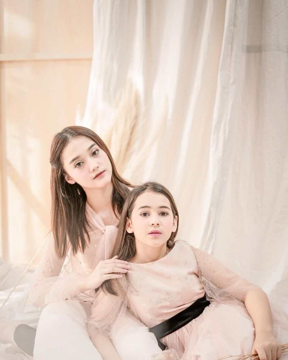 8 Gaya pemotretan Sandrinna Michelle dalam berbagai tema, memesona