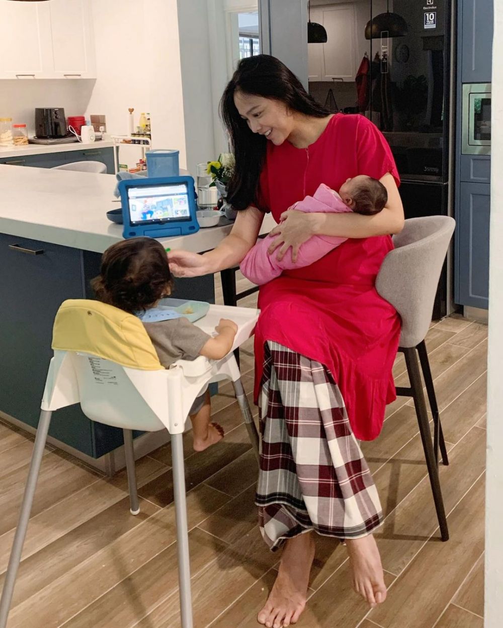 Gaya Whulandary Herman pakai daster saat asuh anak ini tuai pujian