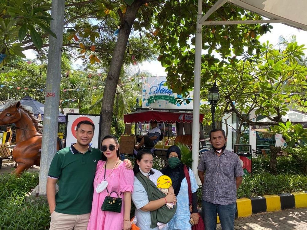 10 Momen Zaskia Gotik momong anak, gayanya jadi sorotan