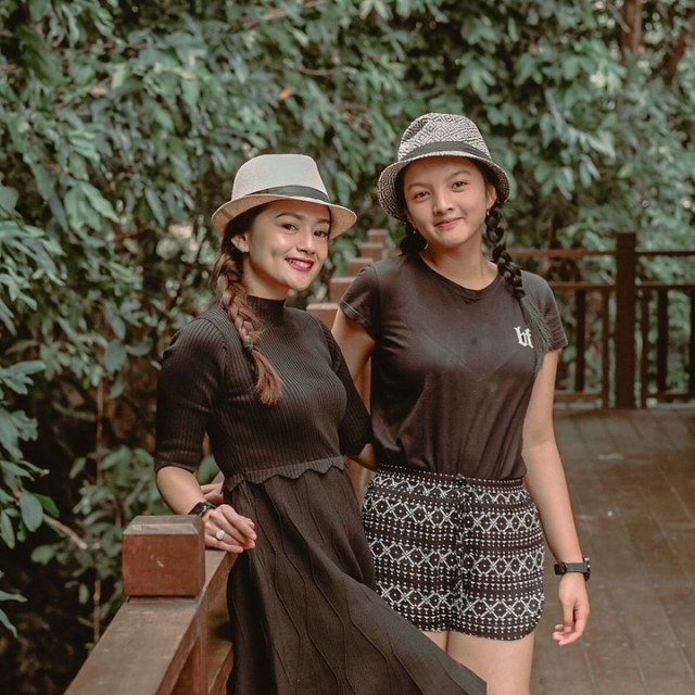 Potret kebersamaan Citra Monica dan putrinya, bak kakak adik