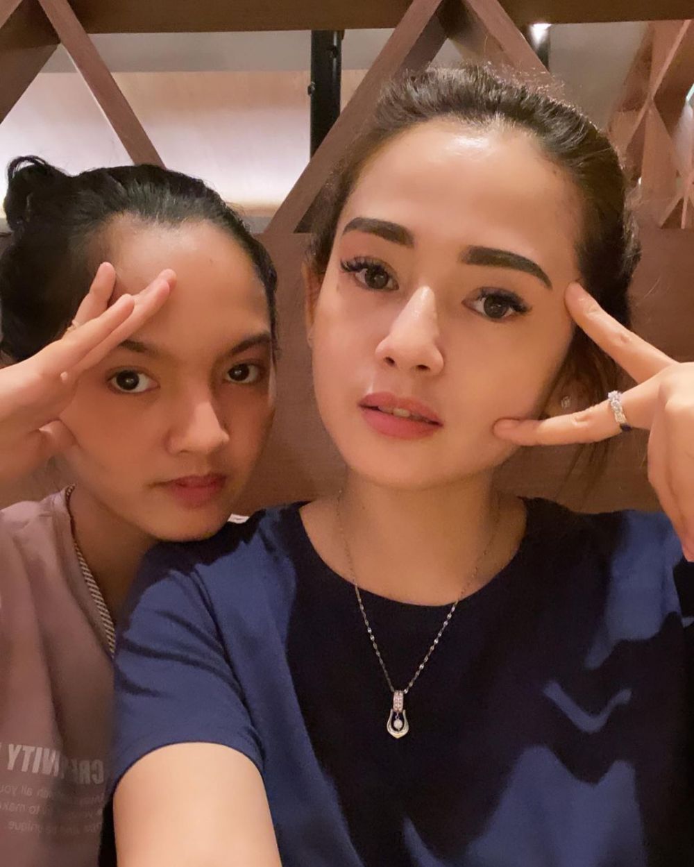 Potret kebersamaan Citra Monica dan putrinya, bak kakak adik