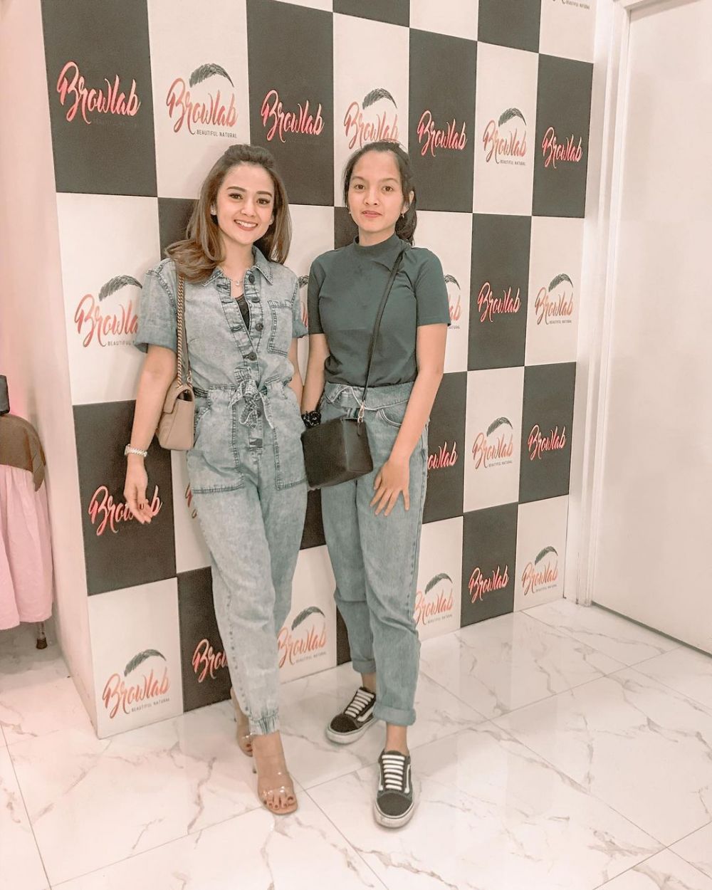 Potret kebersamaan Citra Monica dan putrinya, bak kakak adik