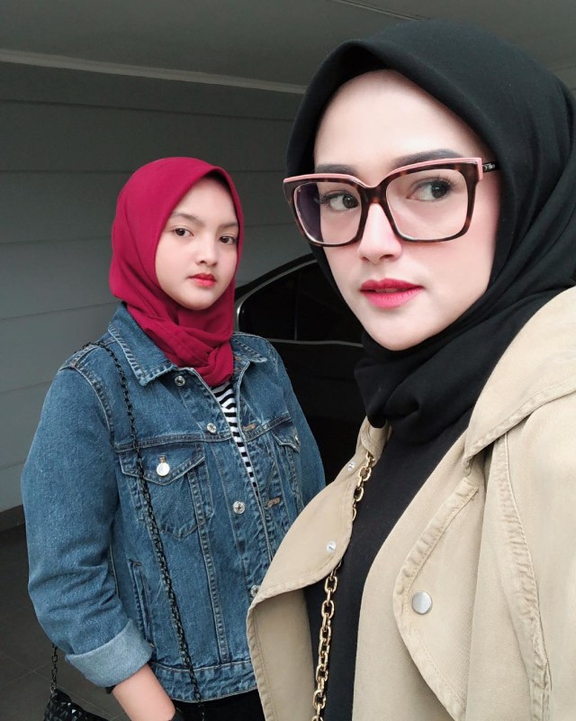 Potret kebersamaan Citra Monica dan putrinya, bak kakak adik