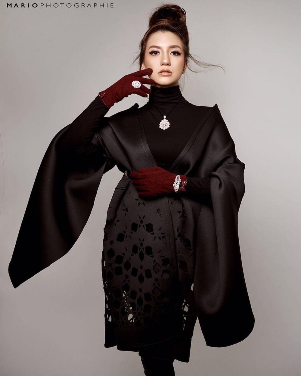 Kerap tampil natural, begini 10 potret Cassandra Lee ber-makeup tebal