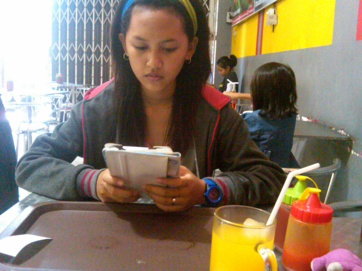 6 Potret lawas Happy Asmara saat sekolah, hits pada masanya