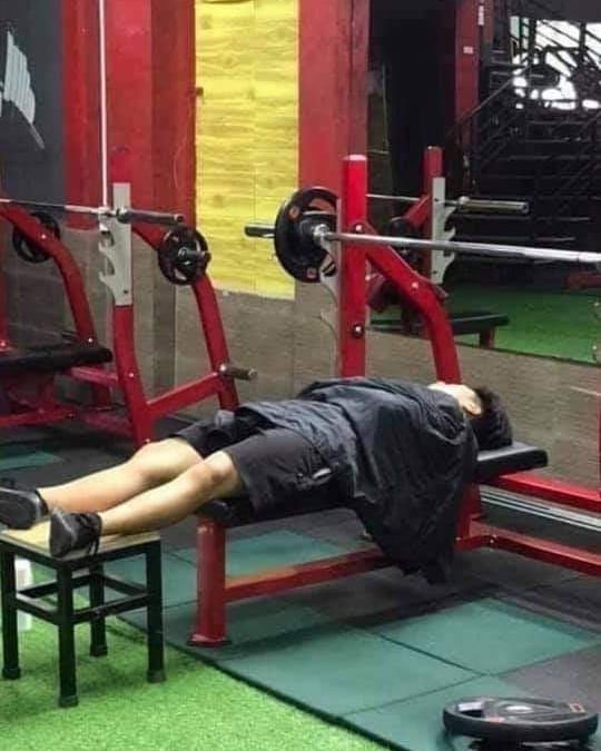 10 Potret santai orang di tempat olahraga, ada yang tidur pulas
