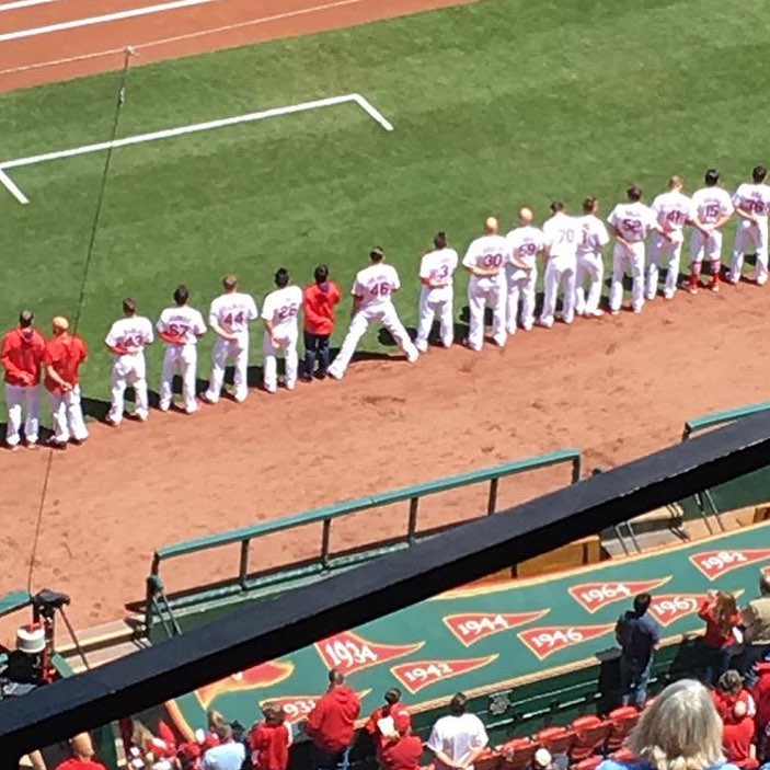10 Potret santai orang di tempat olahraga, ada yang tidur pulas