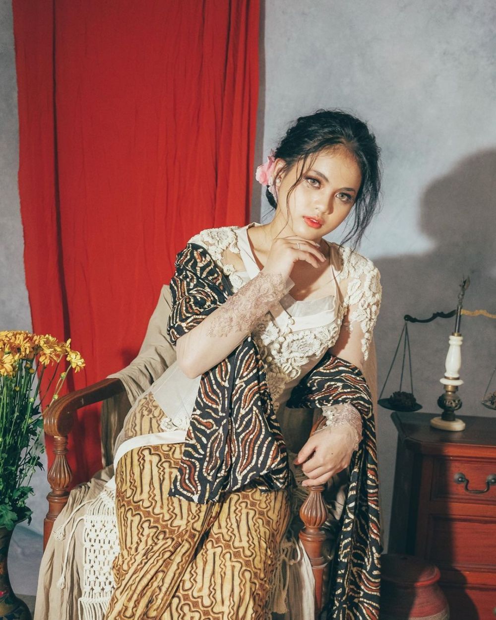 6 Momen pemotretan Putri D'Academy pakai kebaya, auranya terpancar