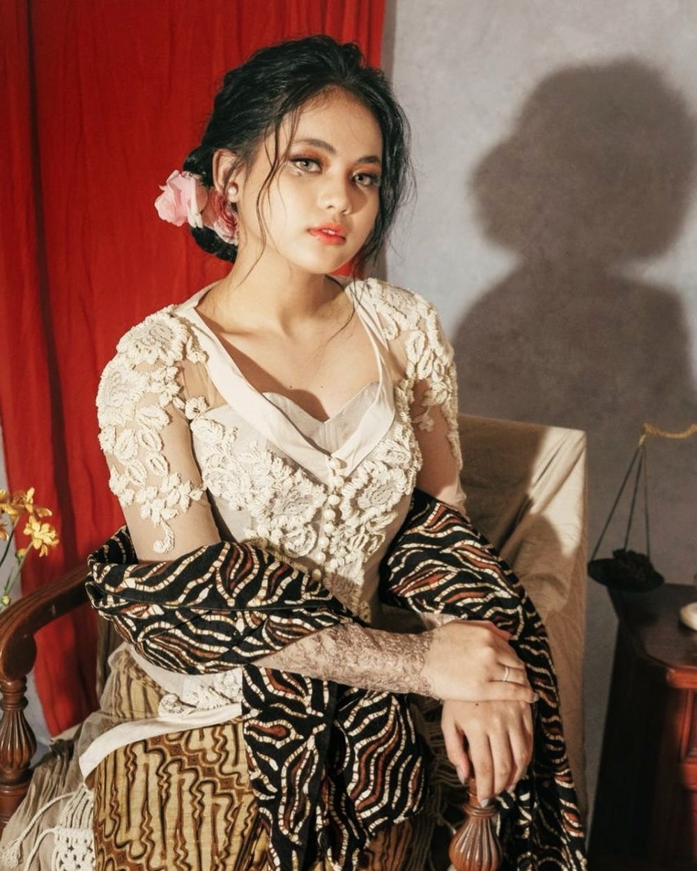 6 Momen pemotretan Putri D'Academy pakai kebaya, auranya terpancar