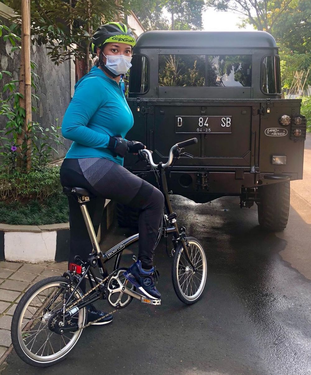 10 Gaya Bella Saphira sepedaan, penampilan naturalnya curi perhatian