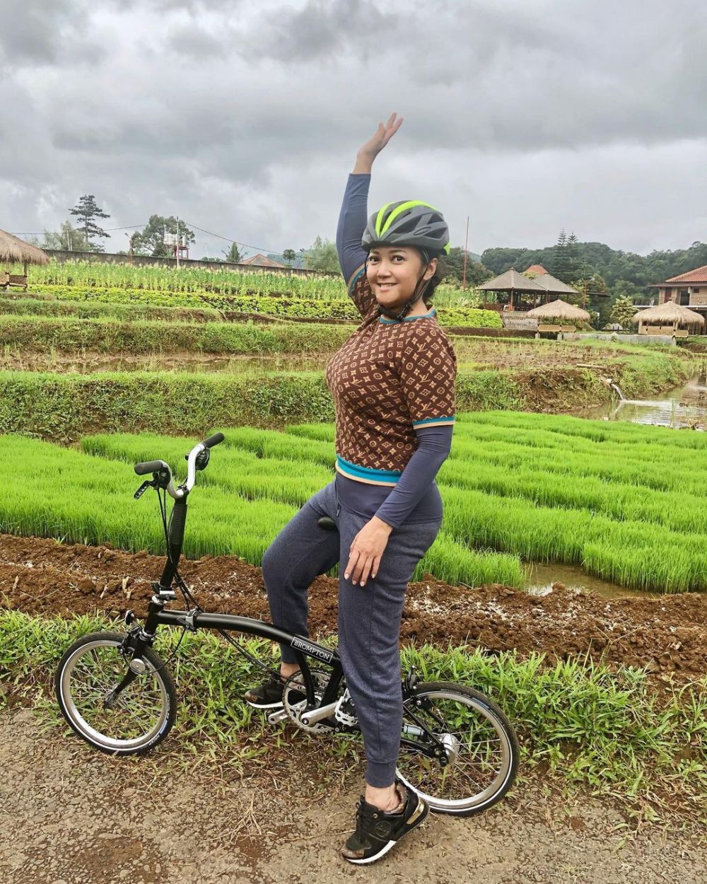 10 Gaya Bella Saphira sepedaan, penampilan naturalnya curi perhatian