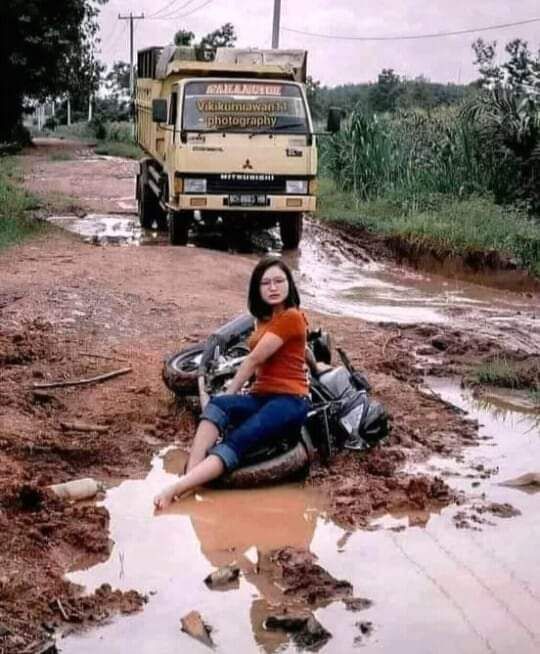 10 Pose tak biasa usai jatuh dari motor ini malah bikin cekikikan