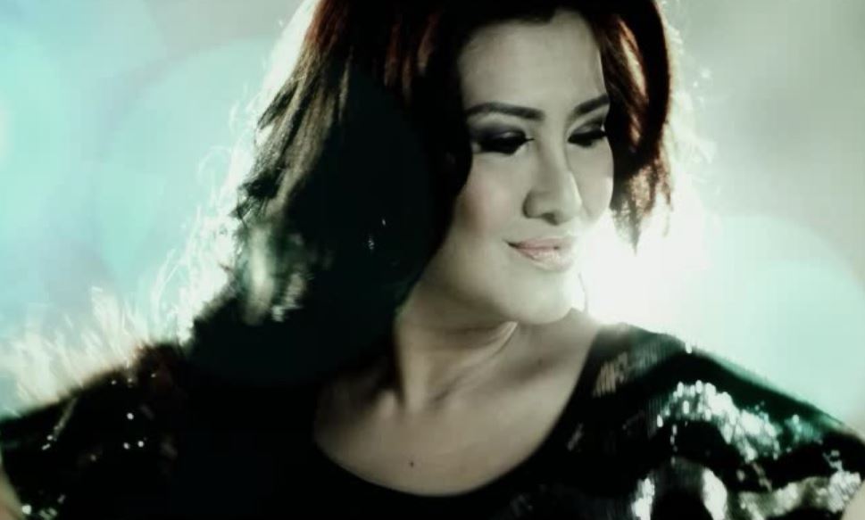 Ulang tahun ke-45, ini 10 transformasi Liza Natalia yang kian memesona