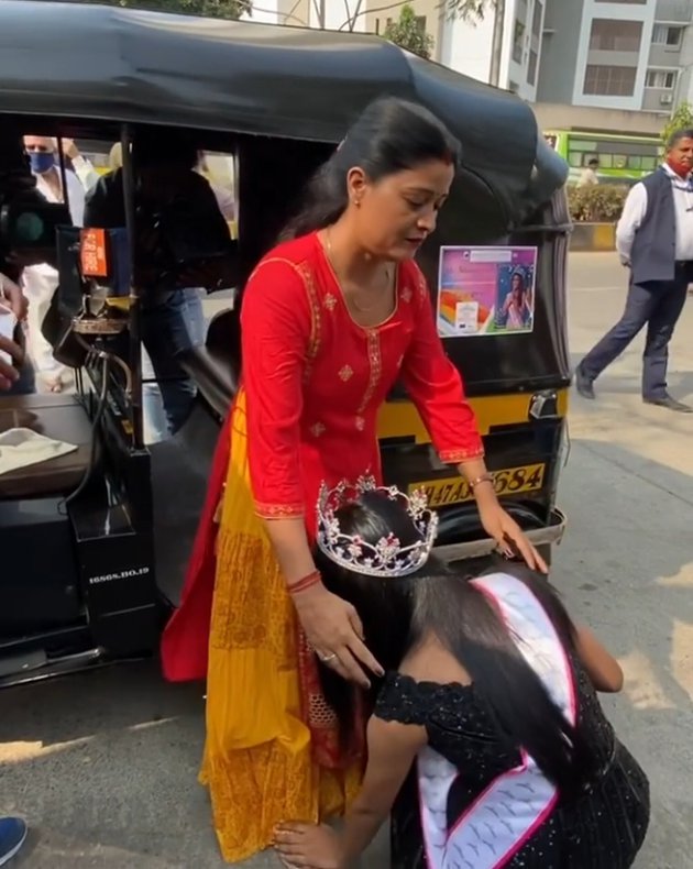 9 Momen Miss India Manya Singh bertemu orang tua, dijemput naik bajaj