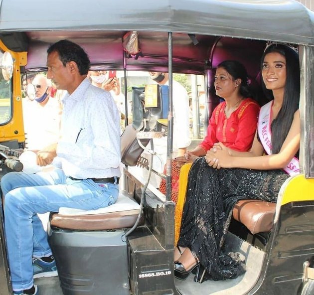 9 Momen Miss India Manya Singh bertemu orang tua, dijemput naik bajaj