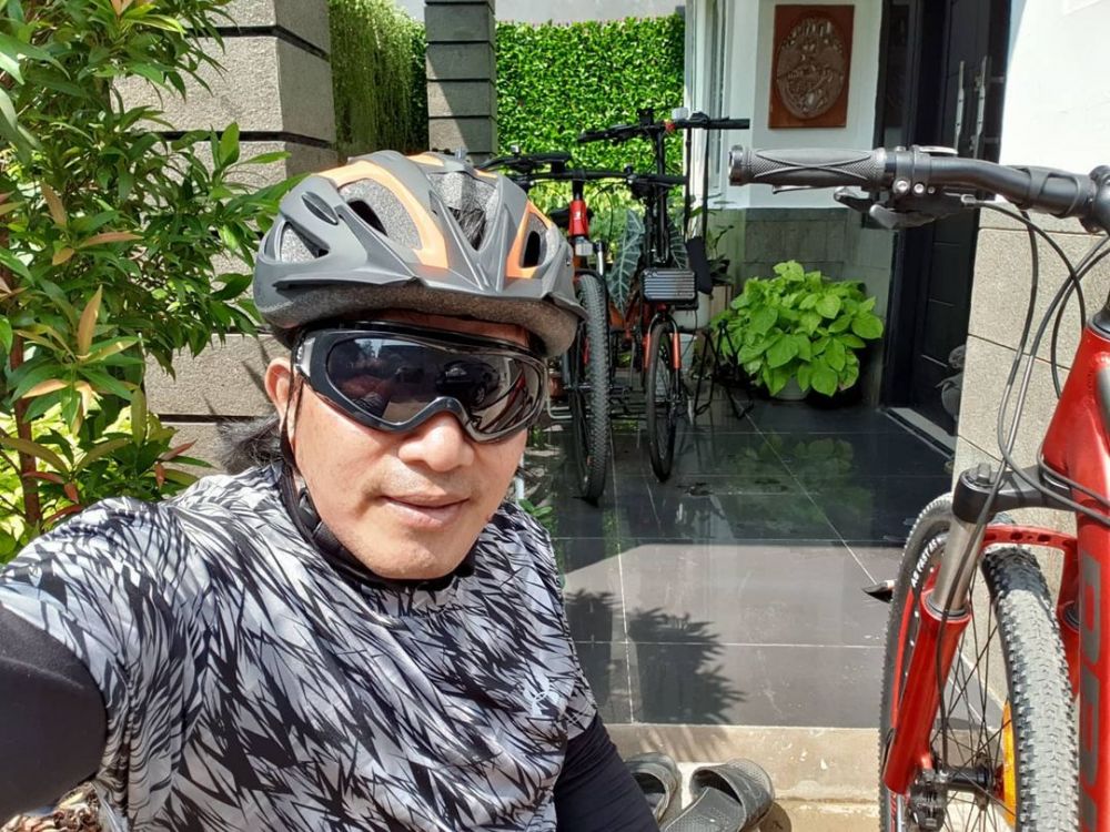 12 Potret rumah Idoy Melehoy 'Dunia Terbalik', alat musiknya komplet