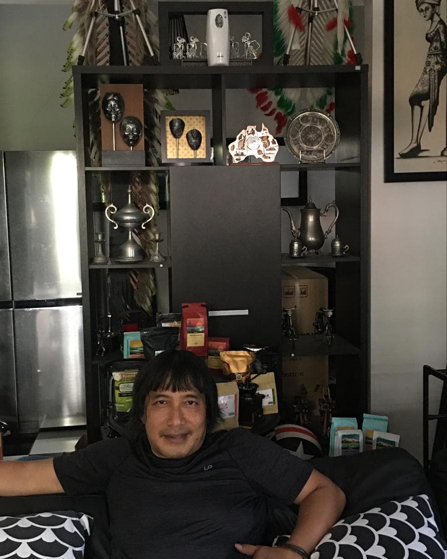 12 Potret rumah Idoy Melehoy 'Dunia Terbalik', alat musiknya komplet