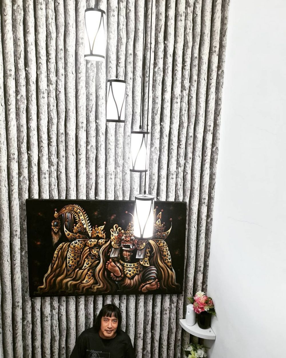 12 Potret rumah Idoy Melehoy 'Dunia Terbalik', alat musiknya komplet