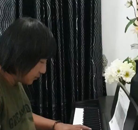 12 Potret rumah Idoy Melehoy 'Dunia Terbalik', alat musiknya komplet
