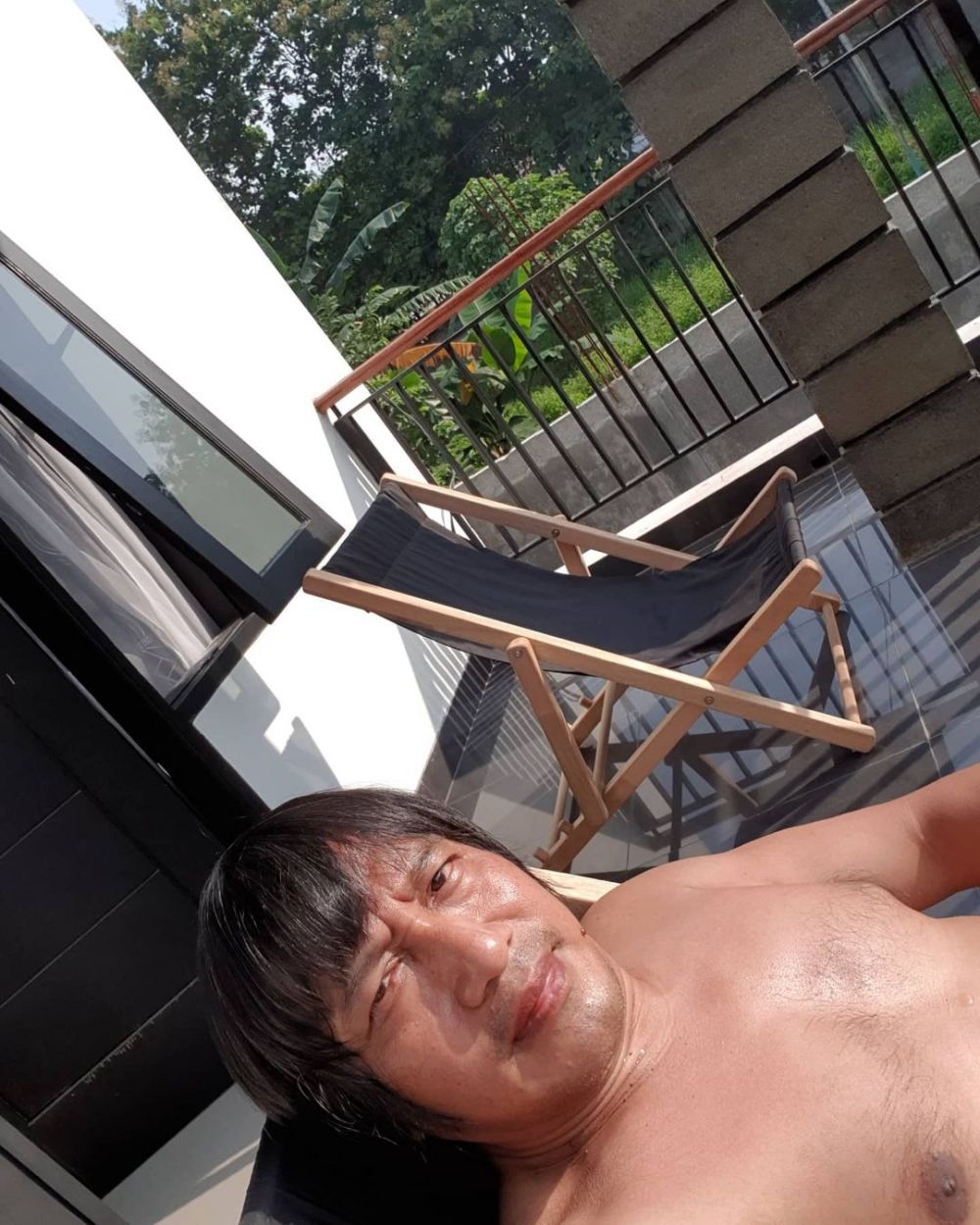 12 Potret rumah Idoy Melehoy 'Dunia Terbalik', alat musiknya komplet