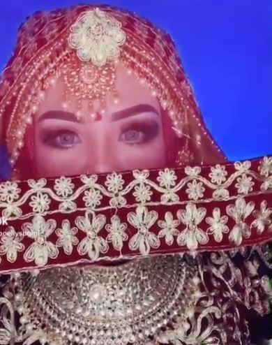 7 Gaya Elly Sugigi bermakeup dan berpakaian ala India, bikin pangling