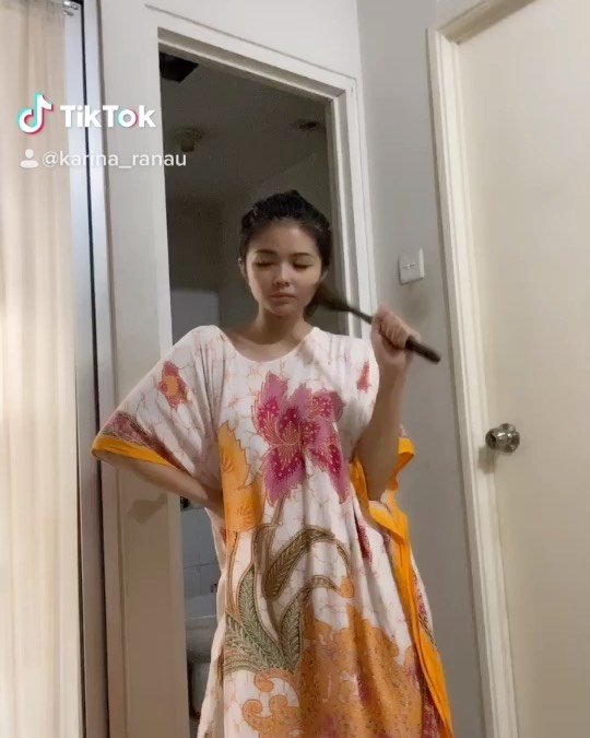 10 Gaya Karina Ranau istri Epy Kusnandar kenakan daster, tetap menawan