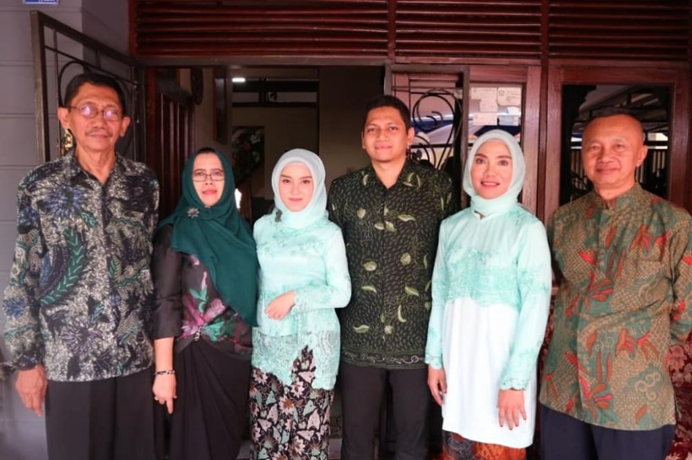 10 Potret terbaru Jojo 'Keong Racun' dan suami, sweet abis