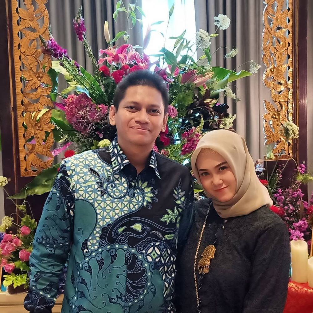 10 Potret terbaru Jojo 'Keong Racun' dan suami, sweet abis