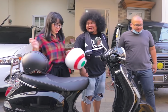 8 Seleb ini dapat kado Vespa dari pasangan, antimainstream
