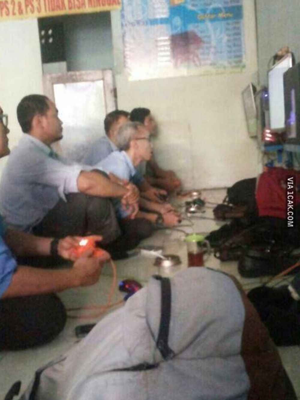 10 Tingkah absurd bapak-bapak saat nge-game, bikin senyum getir