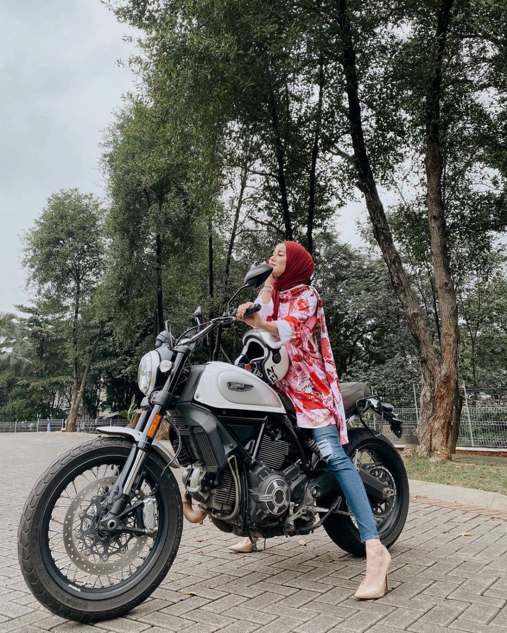 6 Potret Olla Ramlan naik motor, gayanya tetap stylish dan cantik
