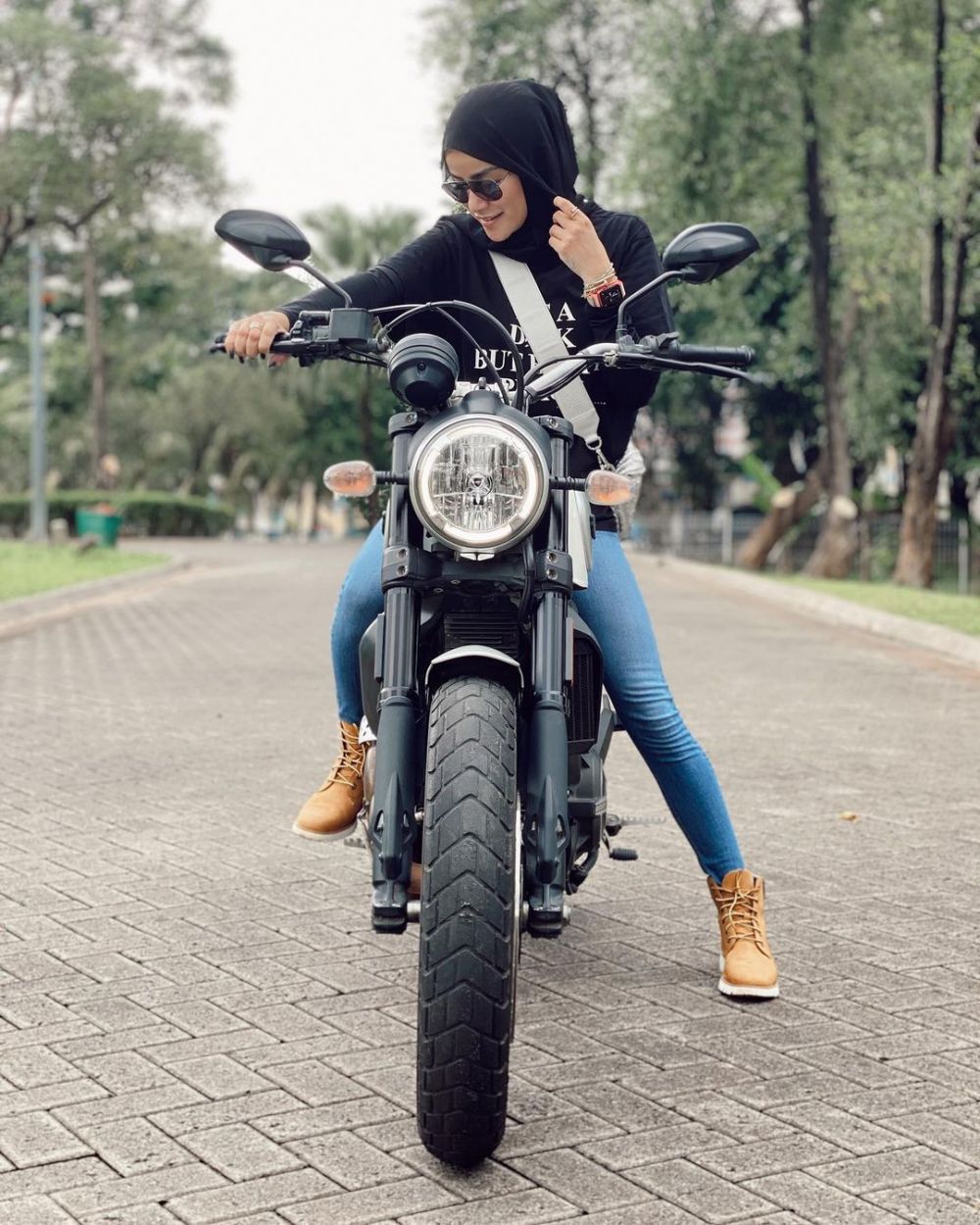 6 Potret Olla Ramlan naik motor, gayanya tetap stylish dan cantik