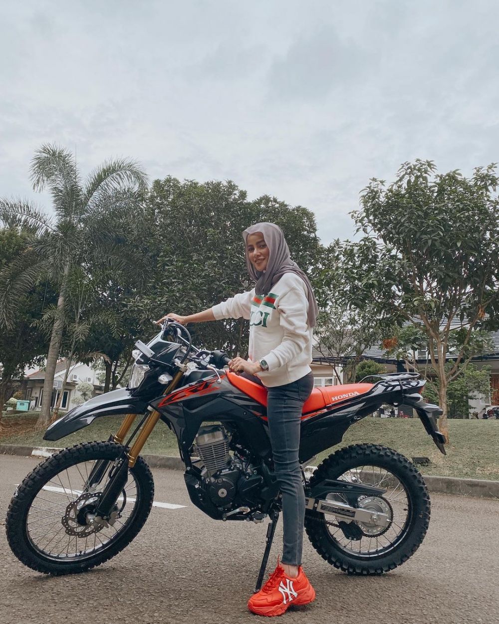 6 Potret Olla Ramlan naik motor, gayanya tetap stylish dan cantik