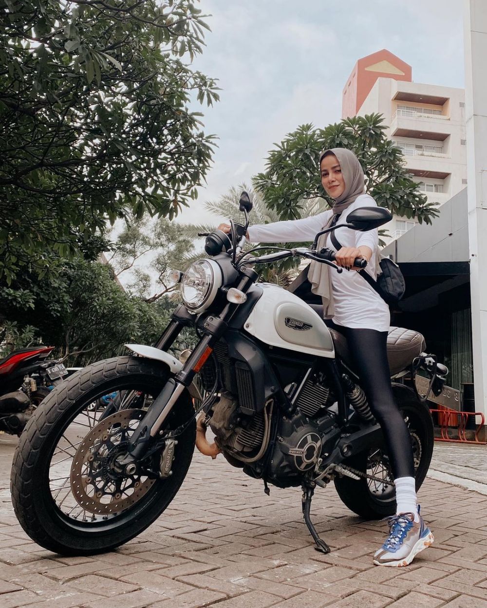 6 Potret Olla Ramlan naik motor, gayanya tetap stylish dan cantik