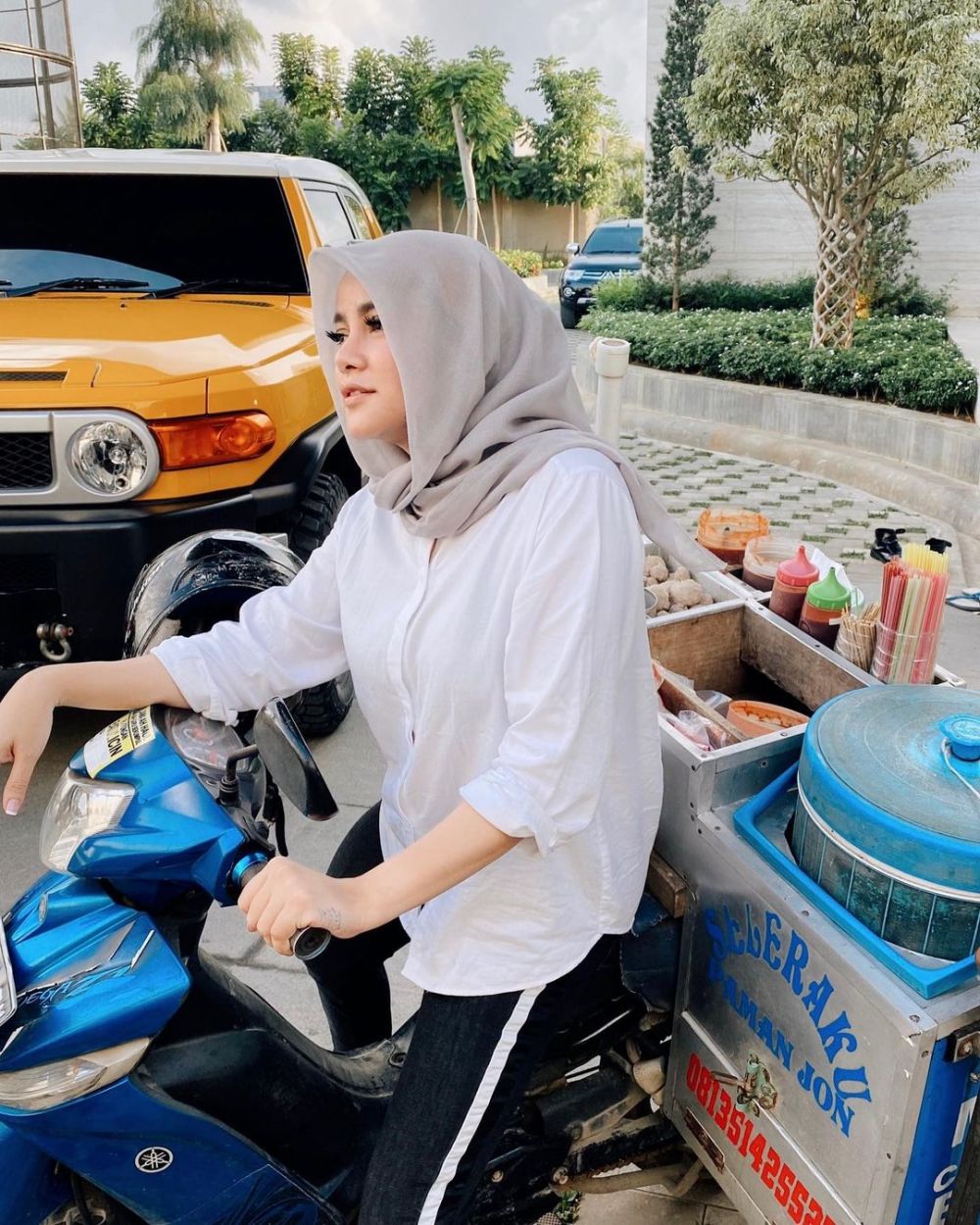 6 Potret Olla Ramlan naik motor, gayanya tetap stylish dan cantik