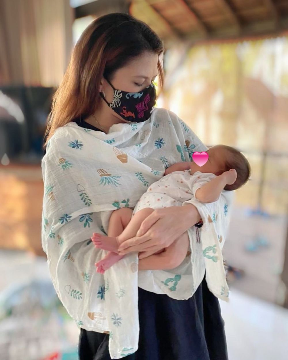 Unggah foto gendong bayi, Tamara Bleszynski disangka habis melahirkan