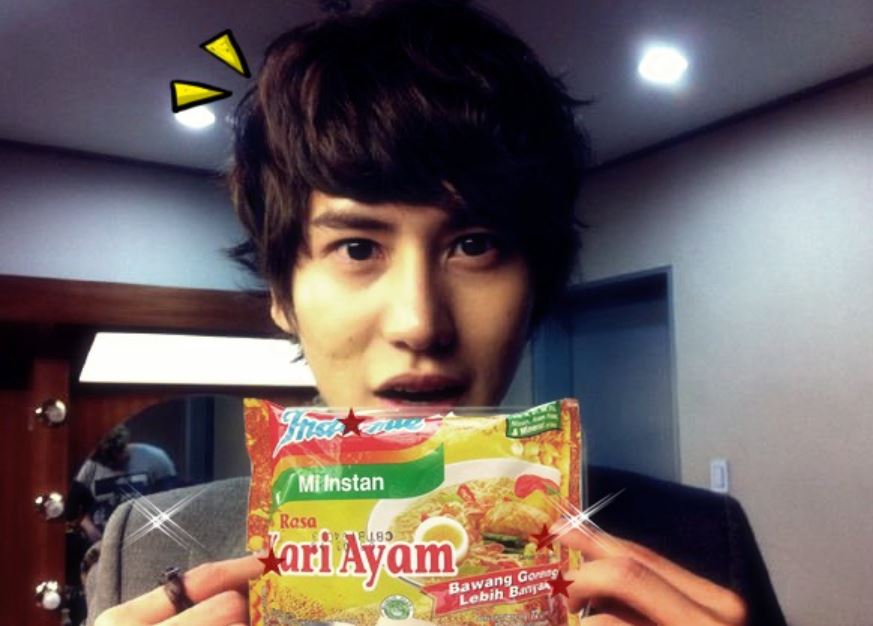 Momen 6 artis Korea tunjukan kado mi instan dari fans Indonesia, heboh