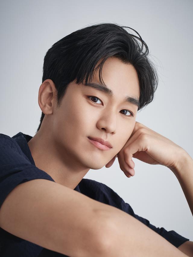 Momen 6 artis Korea tunjukan kado mi instan dari fans Indonesia, heboh