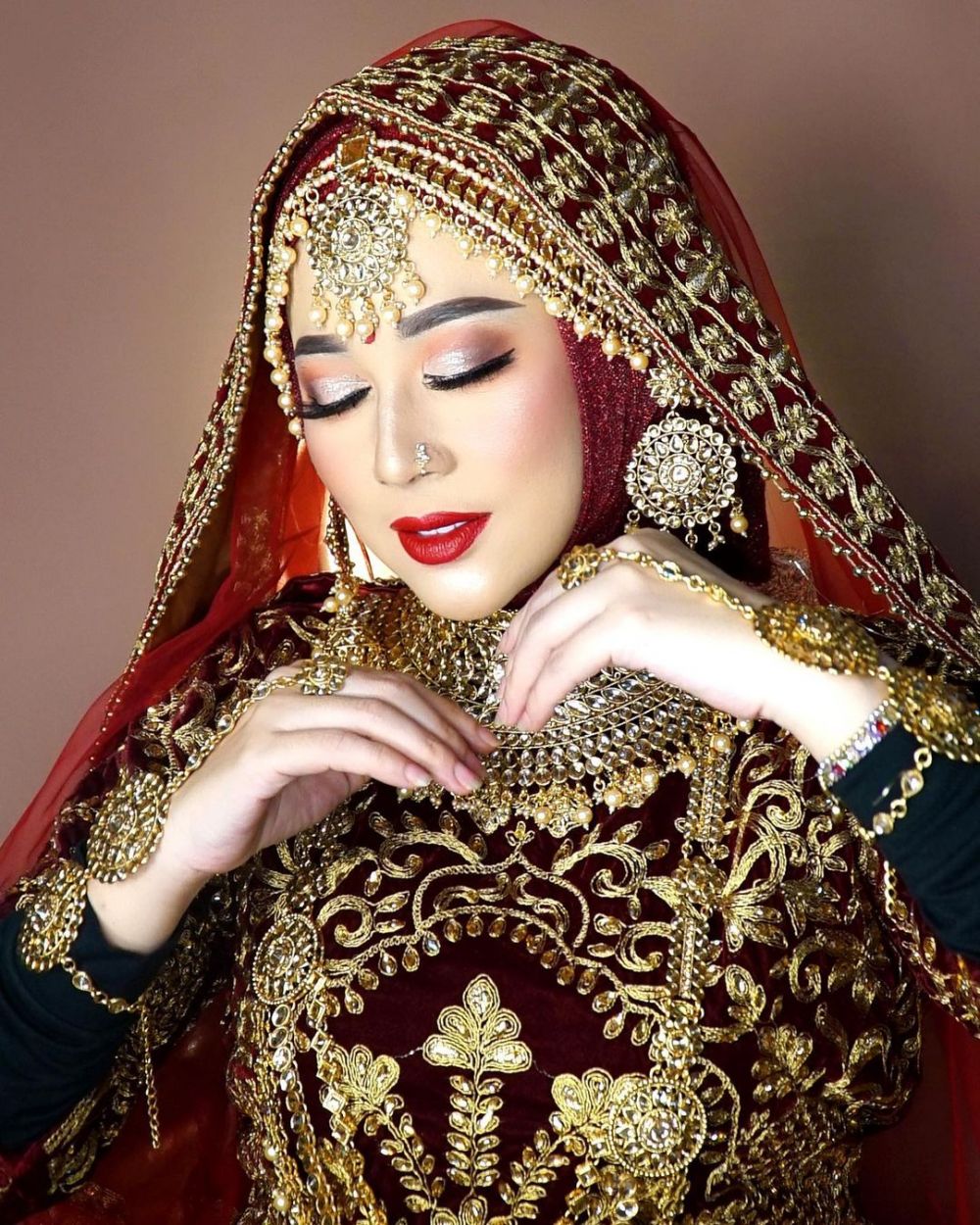 Pesona 10 seleb berdandan bak bintang Bollywood, memesona