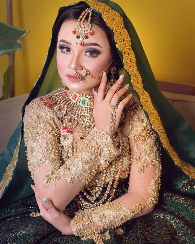 Pesona 10 seleb berdandan bak bintang Bollywood, memesona