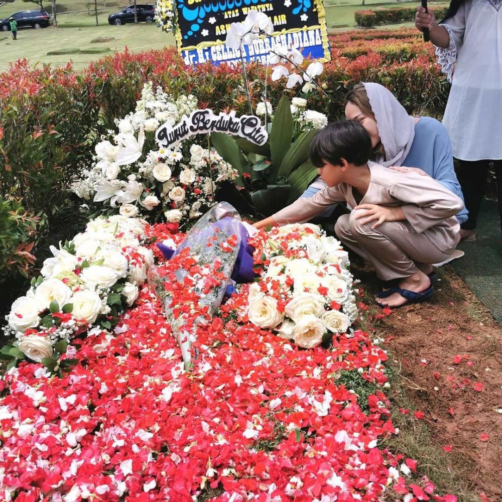 Setahun berlalu, ini 10 momen BCL ziarah ke makam Ashraf Sinclair